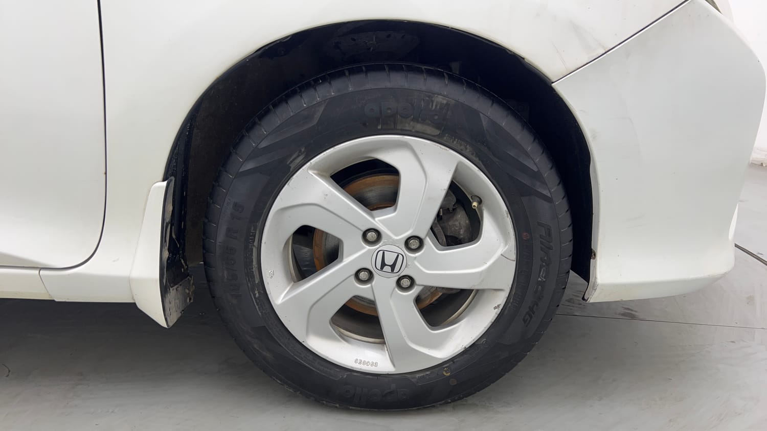 Used 2015 Honda City V Petrol Manual tyres RIGHT FRONT TYRE RIM VIEW