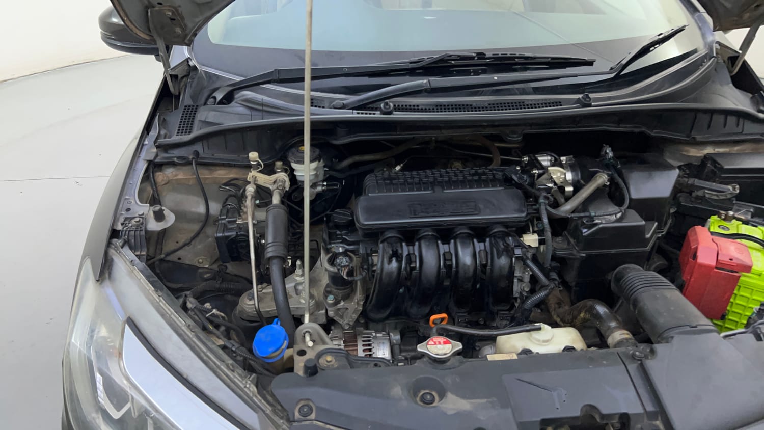 Used 2018 Honda City V Petrol Petrol Manual engine ENGINE RIGHT SIDE HINGE & APRON VIEW