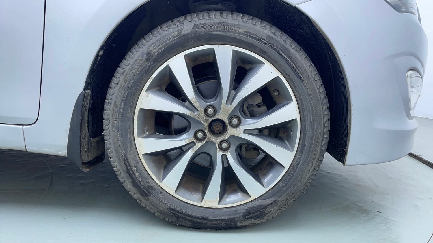 Used 2017 Hyundai Verna 1.6 VTVT SX AT Petrol Automatic tyres RIGHT FRONT TYRE RIM VIEW
