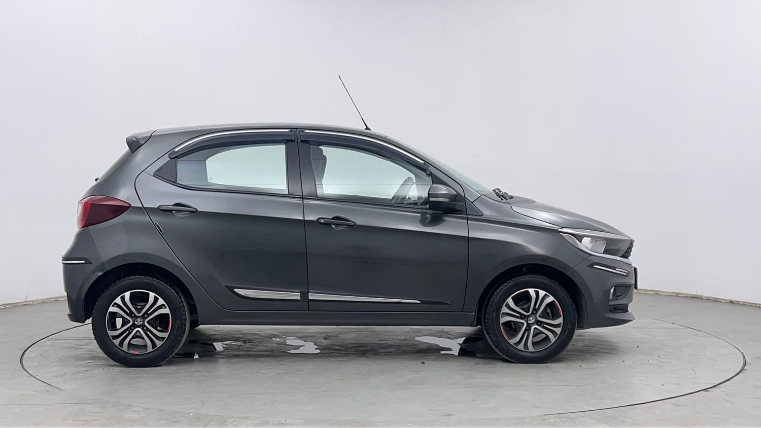 Used 2021 Tata Tiago XZ Petrol Manual exterior RIGHT SIDE VIEW