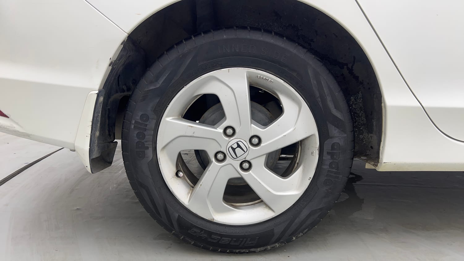 Used 2015 Honda City V Petrol Manual tyres RIGHT REAR TYRE RIM VIEW
