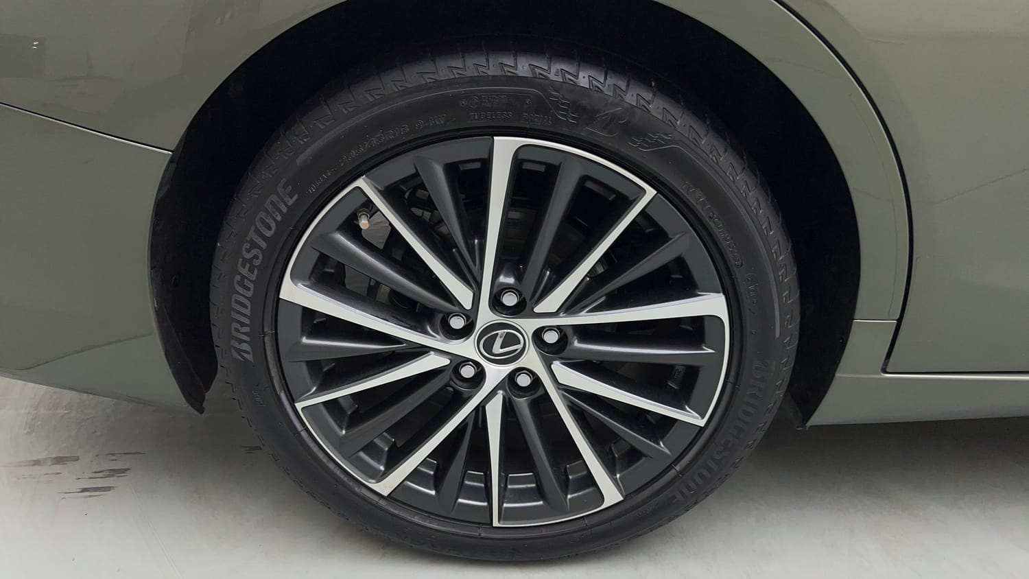 2025 Lexus ES 300h Luxury-33