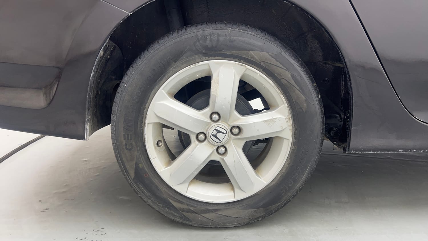 Used 2013 Honda City 1.5 S MT Petrol Manual tyres RIGHT REAR TYRE RIM VIEW