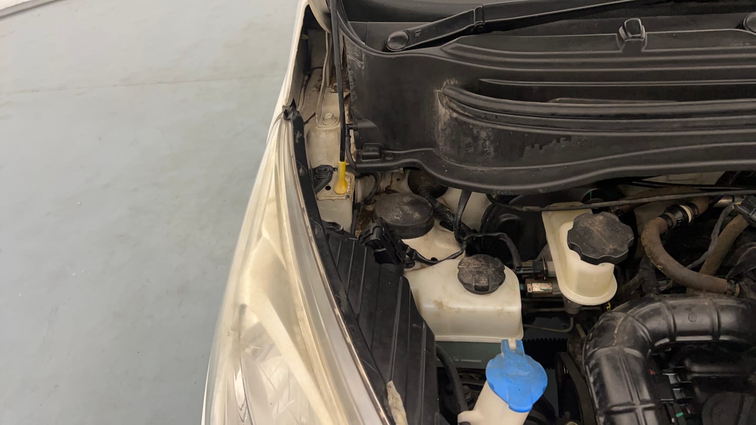 Used 2016 Hyundai Eon Era + Petrol Manual engine ENGINE RIGHT SIDE HINGE & APRON VIEW