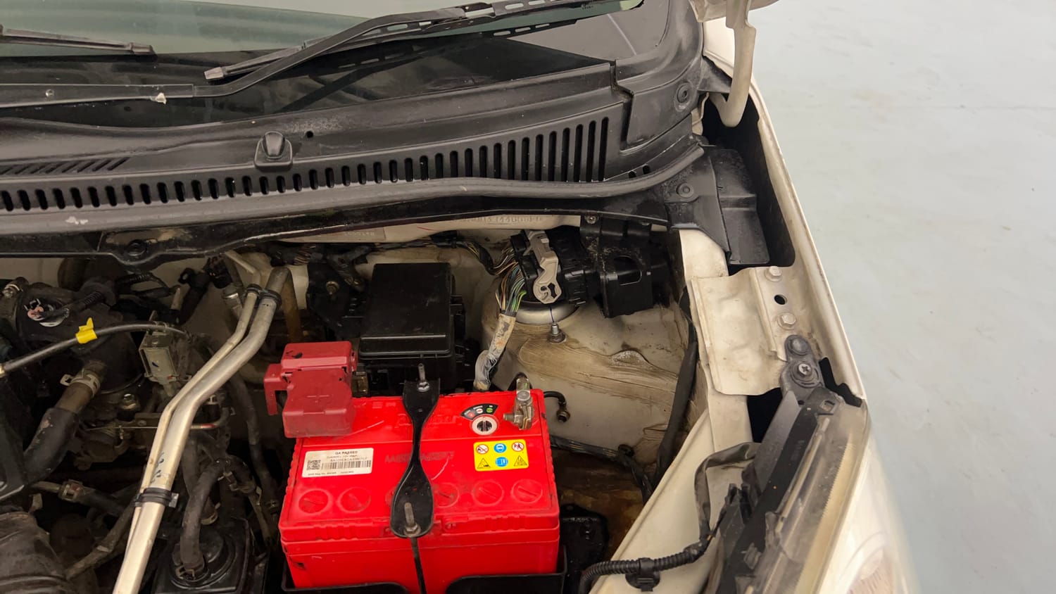 Used 2012 Maruti Suzuki Wagon R 1.0 VXi Petrol Manual engine ENGINE LEFT SIDE HINGE & APRON VIEW