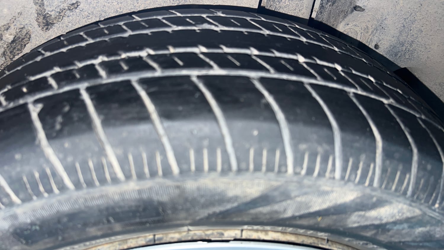 Used 2016 Maruti Suzuki Ertiga VXI Petrol Manual tyres LEFT REAR TYRE TREAD VIEW