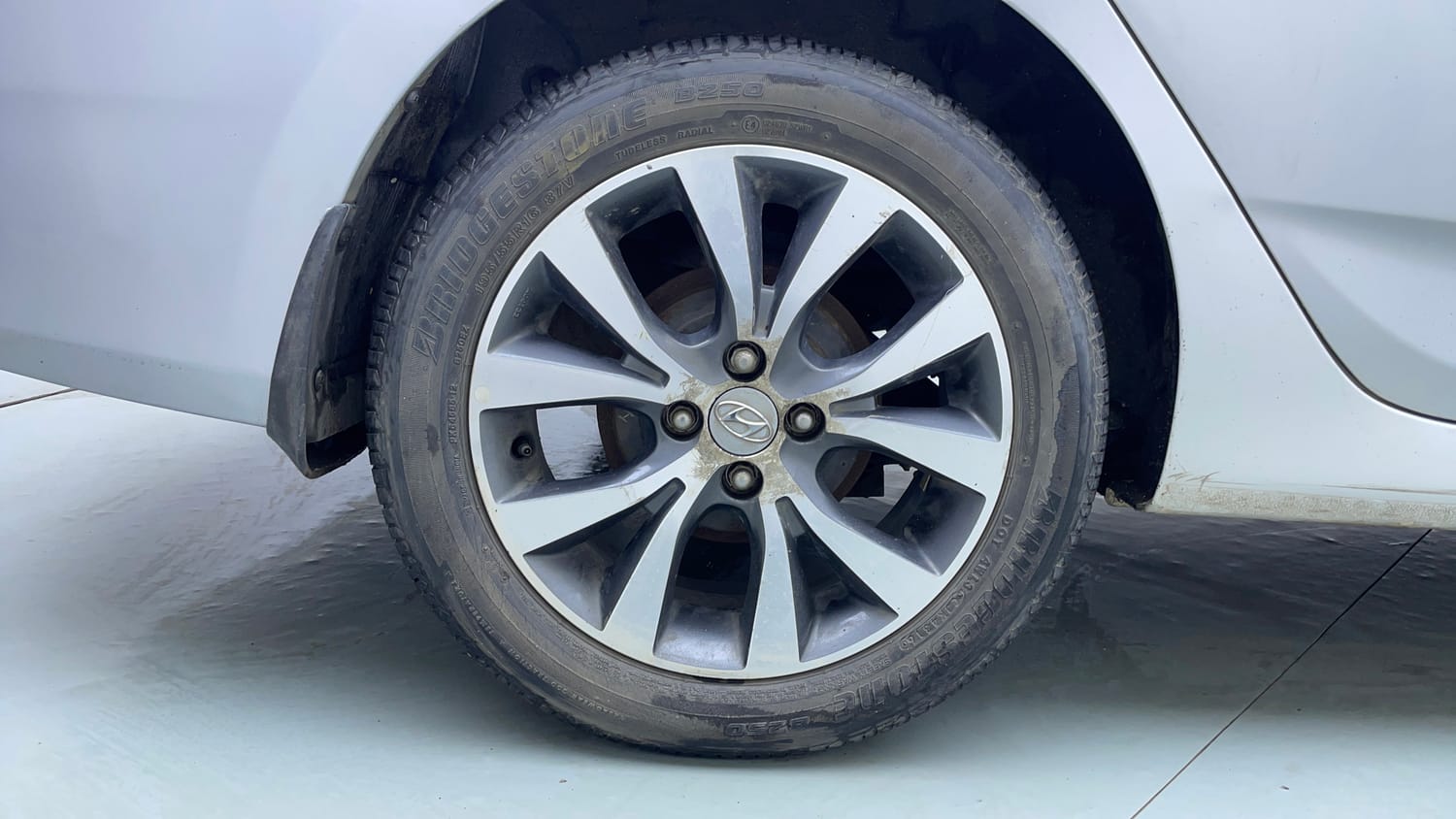 Used 2017 Hyundai Verna 1.6 VTVT SX AT Petrol Automatic tyres RIGHT REAR TYRE RIM VIEW