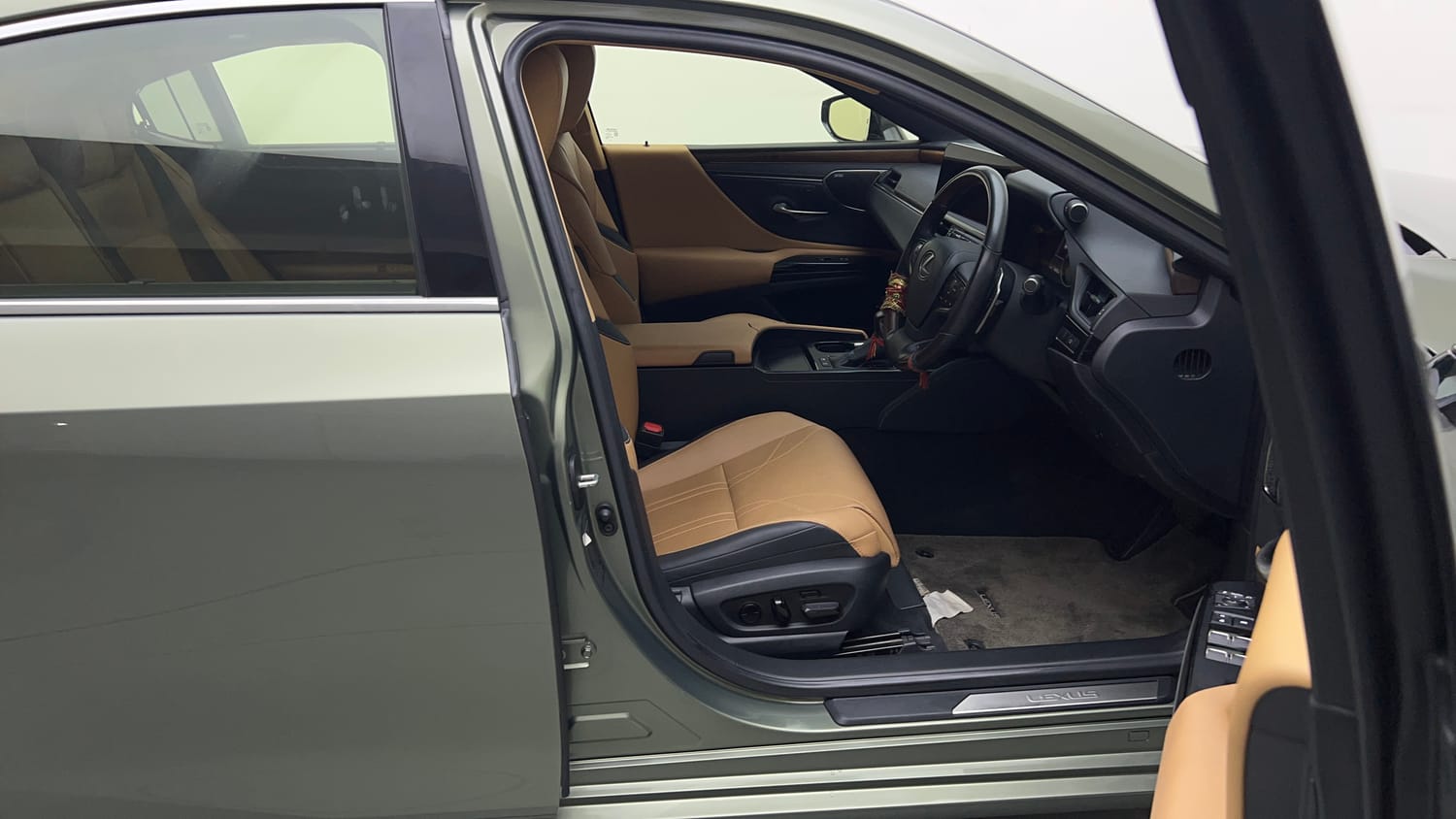 2025 Lexus ES 300h Luxury-17