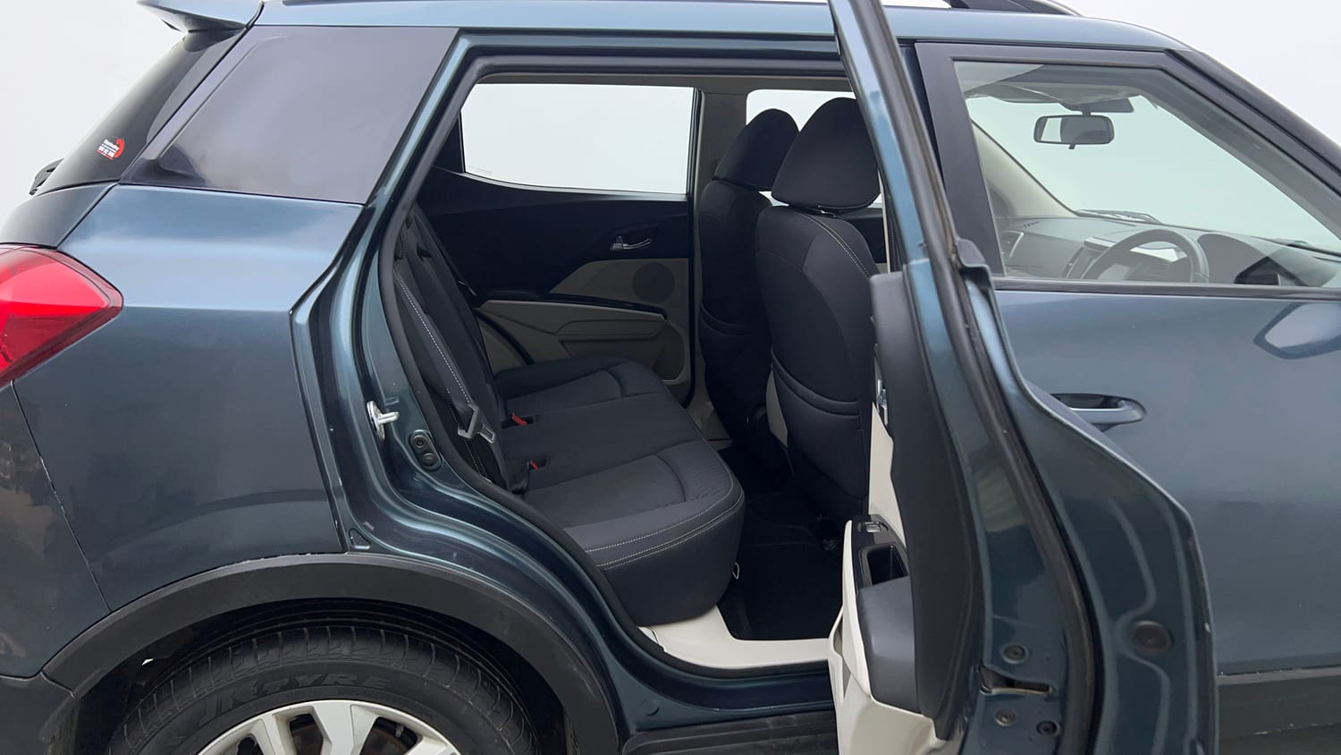 2020 Mahindra XUV 300 W8 1.2 Petrol-18
