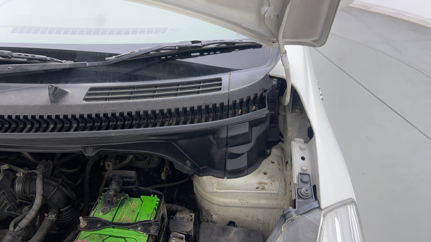Used 2016 Maruti Suzuki Ertiga VXI Petrol Manual engine ENGINE LEFT SIDE HINGE & APRON VIEW