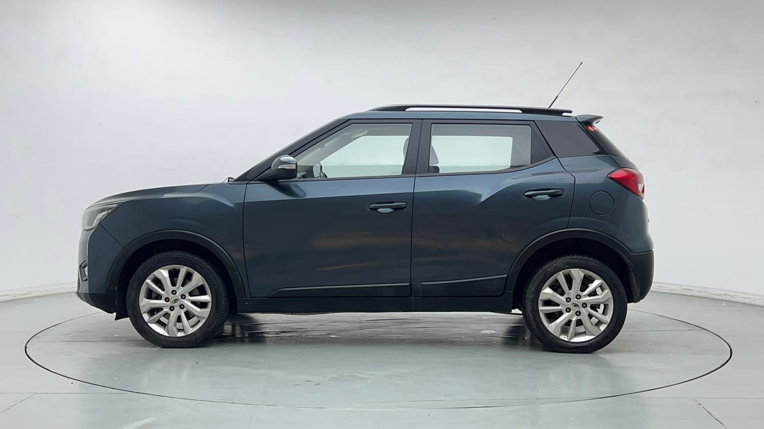 2020 Mahindra XUV 300 W8 1.2 Petrol-1