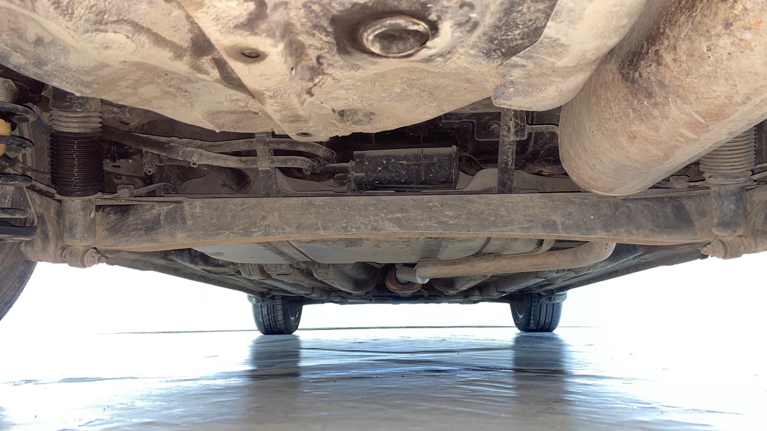Used 2017 Hyundai Verna 1.6 VTVT SX AT Petrol Automatic extra REAR UNDERBODY VIEW (TAKEN FROM REAR)