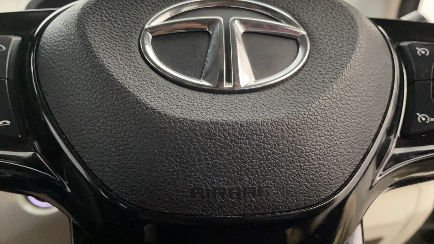 Used 2021 Tata Nexon XZA Plus (O) Dual Tone Petrol Automatic top_features Airbags