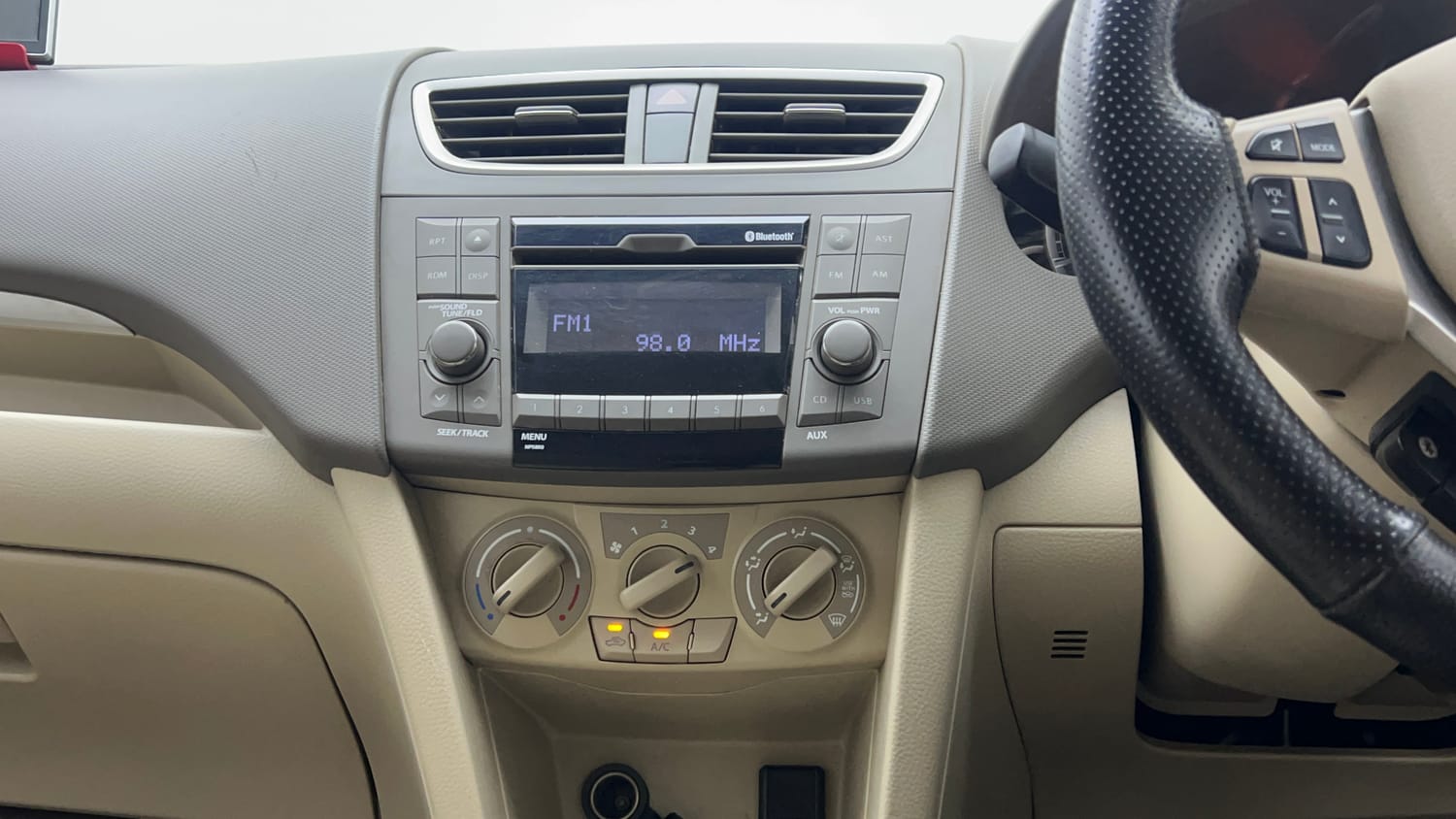 Used 2016 Maruti Suzuki Ertiga VXI Petrol Manual interior MUSIC SYSTEM & AC CONTROL VIEW