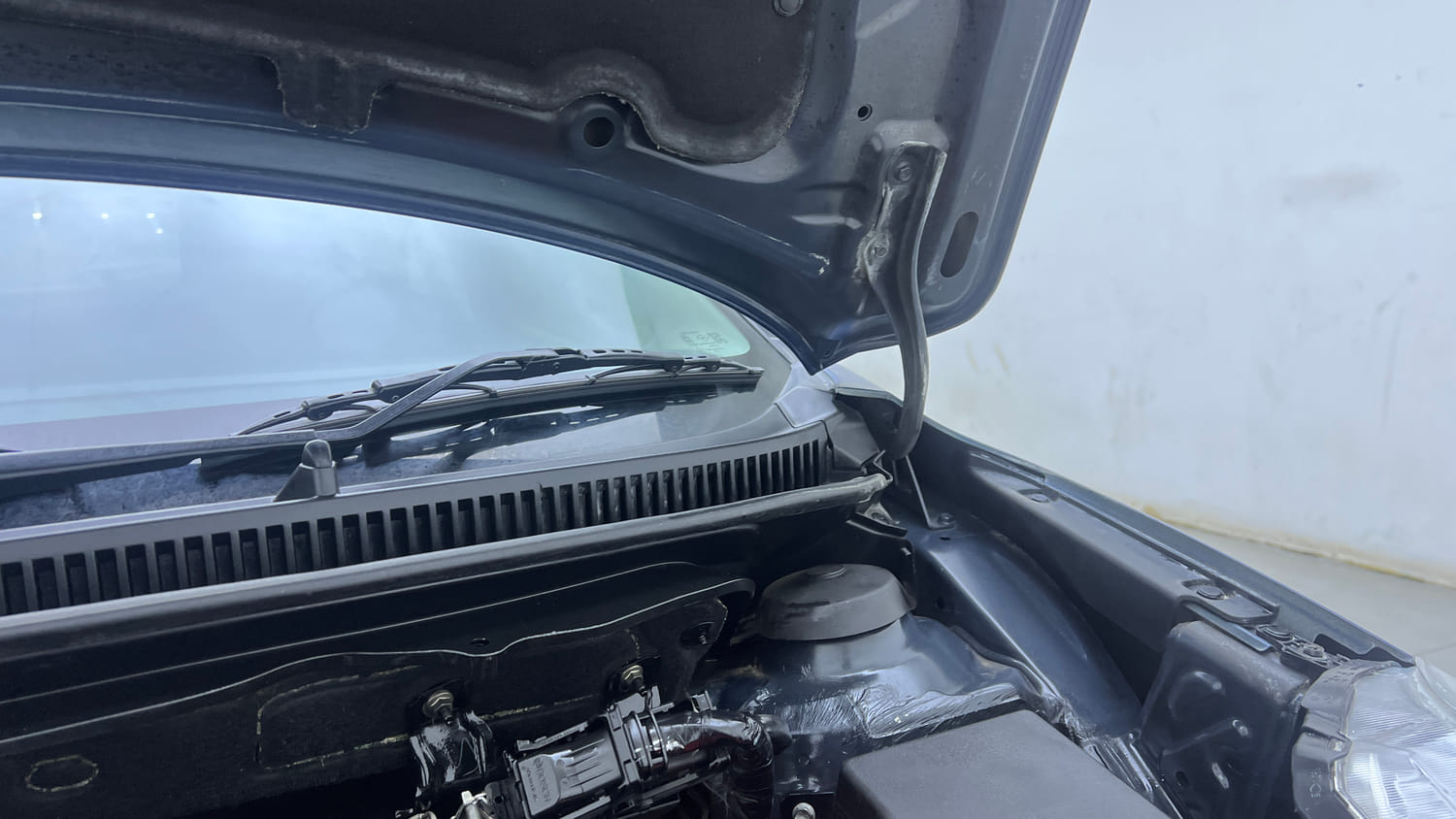 Used 2018 Maruti Suzuki Baleno Zeta 1.2 Petrol Manual engine ENGINE LEFT SIDE HINGE & APRON VIEW