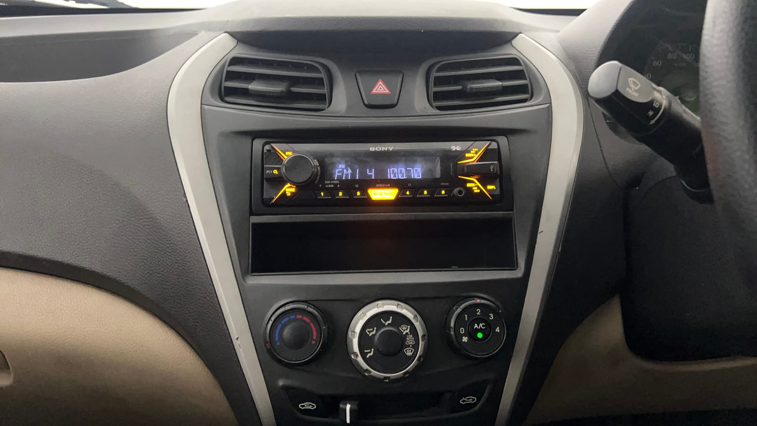 Used 2016 Hyundai Eon Era + Petrol Manual interior MUSIC SYSTEM & AC CONTROL VIEW