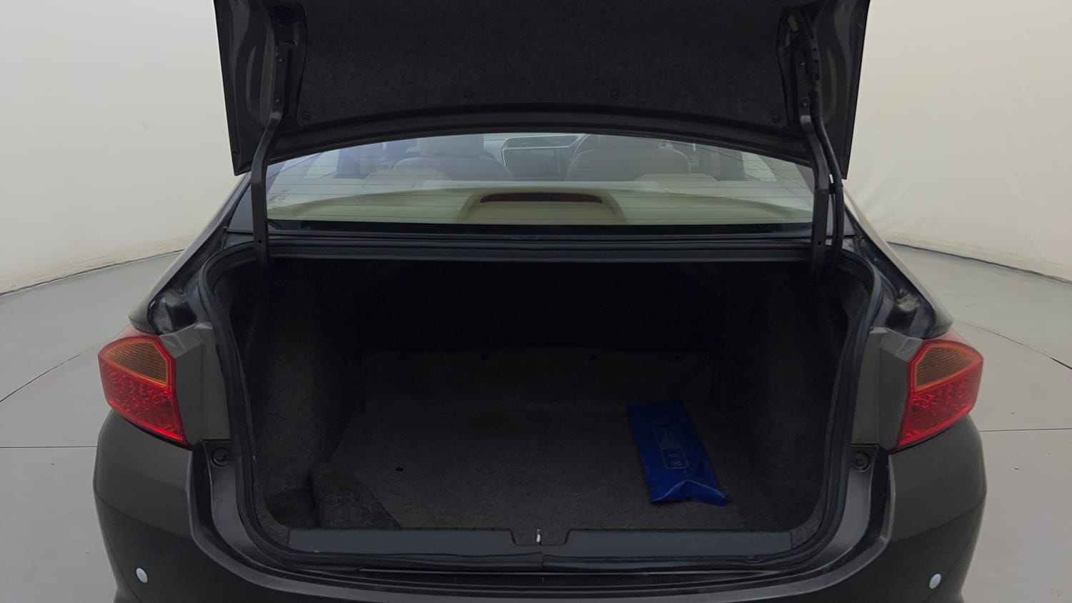 Used 2018 Honda City V Petrol Petrol Manual interior DICKY INSIDE VIEW