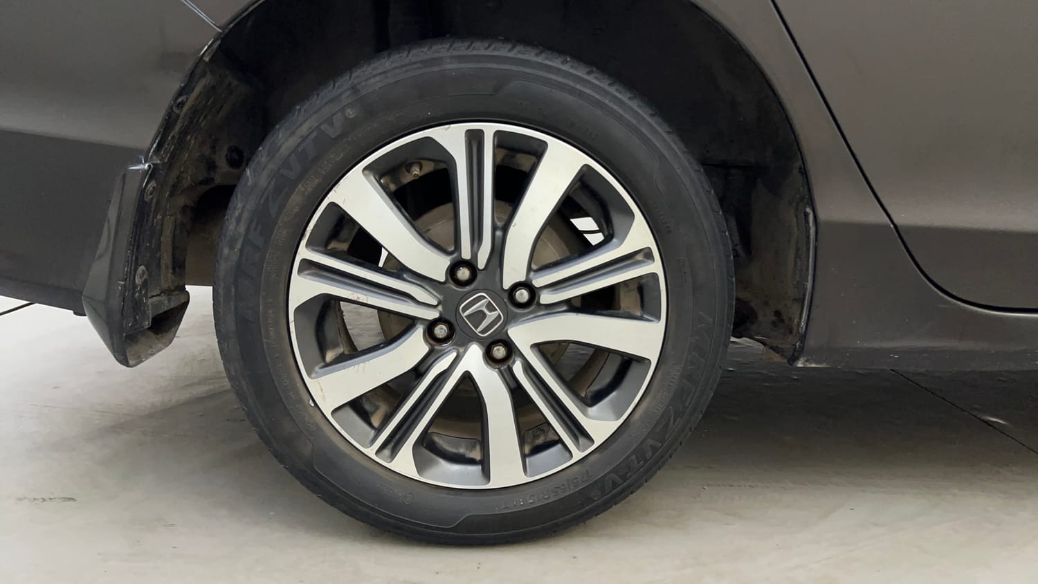 Used 2018 Honda City V Petrol Petrol Manual tyres RIGHT REAR TYRE RIM VIEW