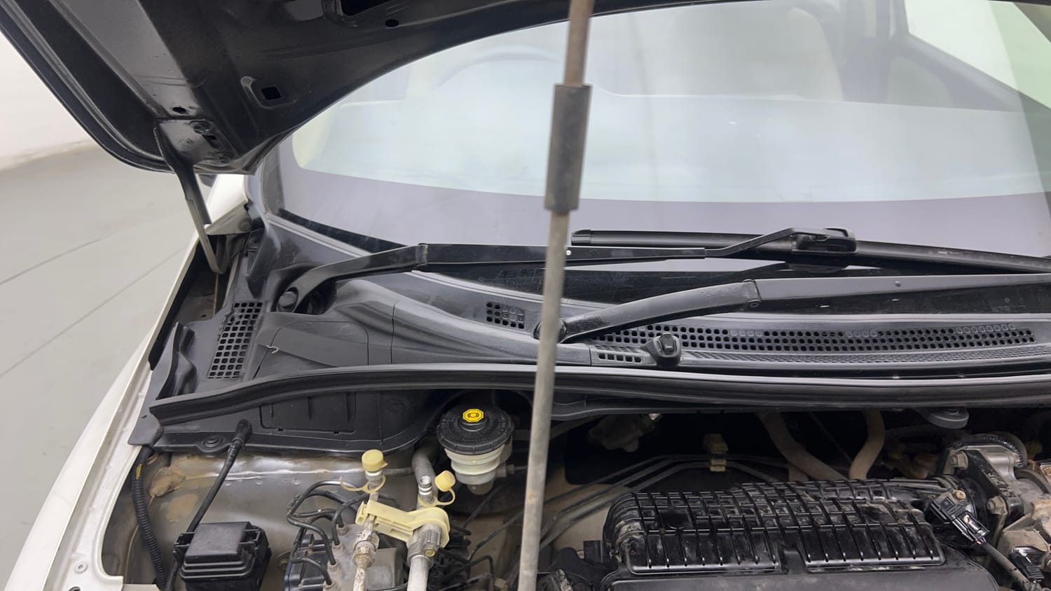 Used 2015 Honda City V Petrol Manual engine ENGINE RIGHT SIDE HINGE & APRON VIEW