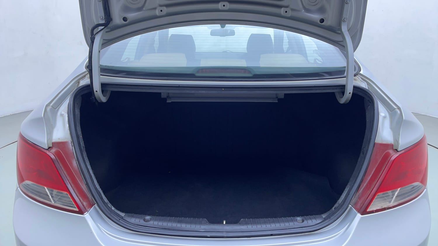 Used 2017 Hyundai Verna 1.6 VTVT SX AT Petrol Automatic interior DICKY INSIDE VIEW