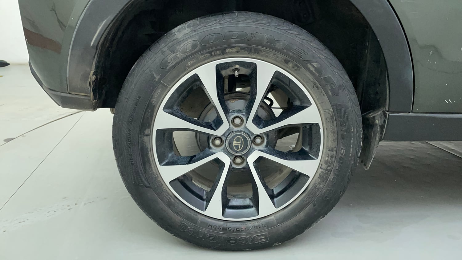 Used 2021 Tata Nexon XZA Plus (O) Dual Tone Petrol Automatic tyres RIGHT REAR TYRE RIM VIEW