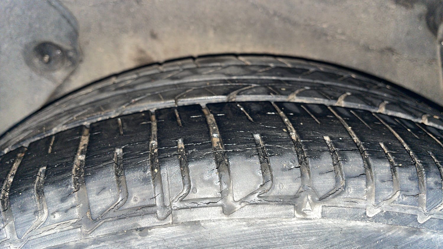 Used 2017 Hyundai Verna 1.6 VTVT SX AT Petrol Automatic tyres RIGHT REAR TYRE TREAD VIEW