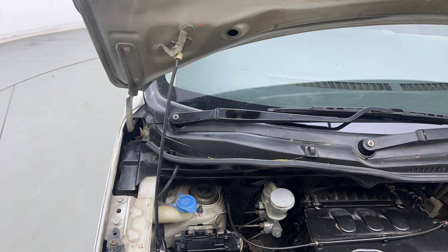 Used 2018 Maruti Suzuki Wagon R LXI CNG Cng Manual engine ENGINE RIGHT SIDE HINGE & APRON VIEW