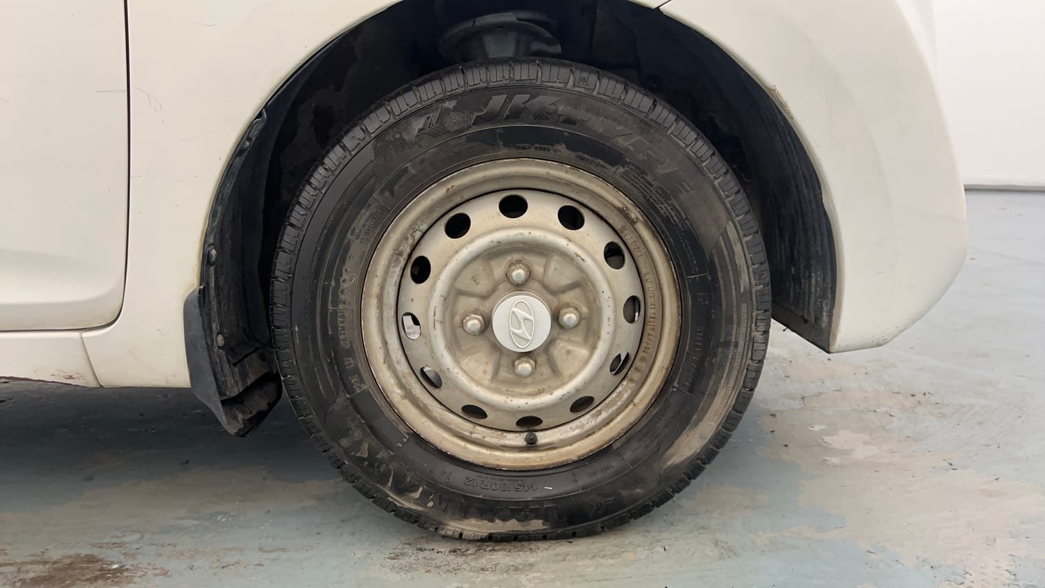 Used 2016 Hyundai Eon Era + Petrol Manual tyres RIGHT FRONT TYRE RIM VIEW