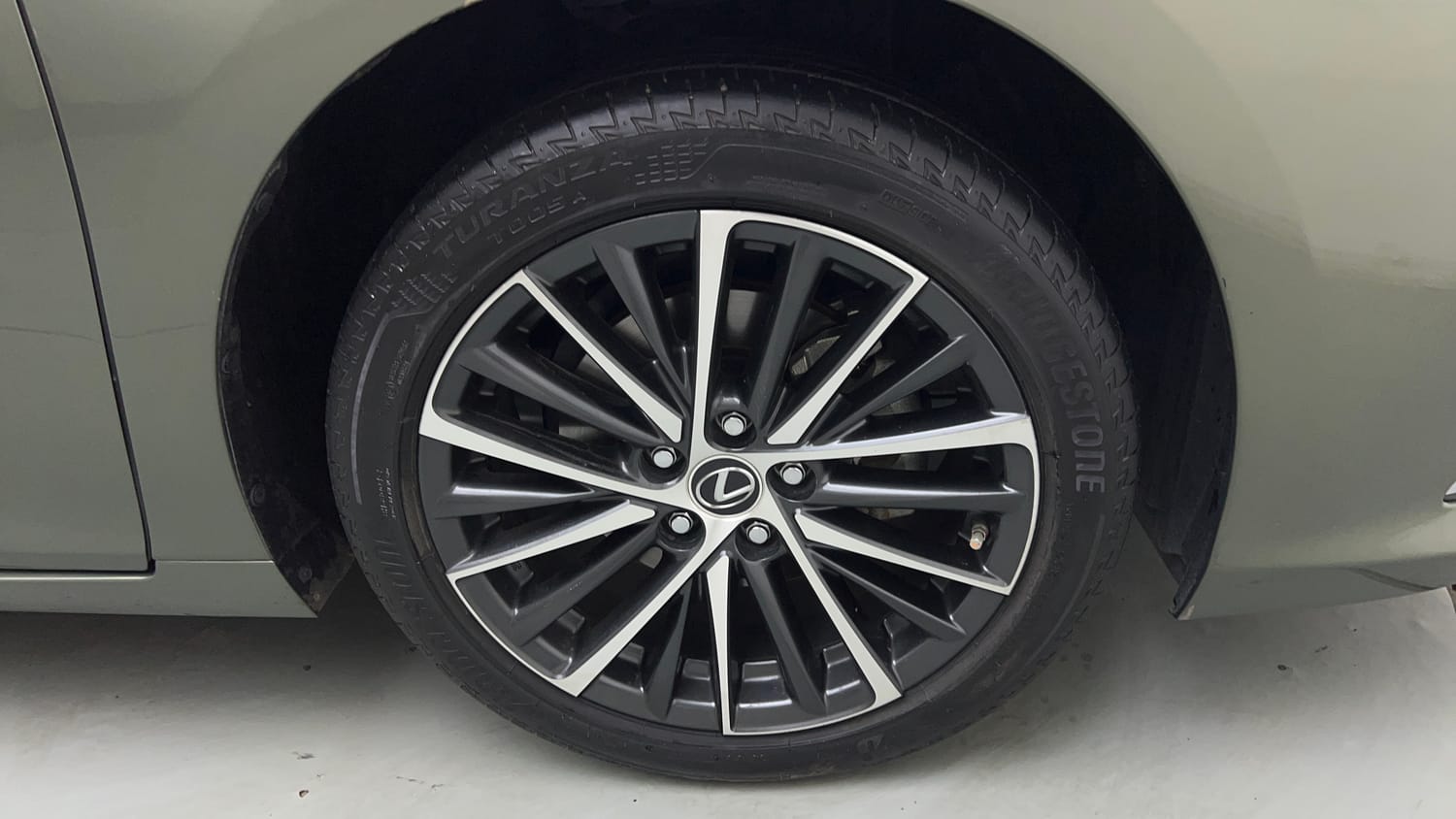 2025 Lexus ES 300h Luxury-32