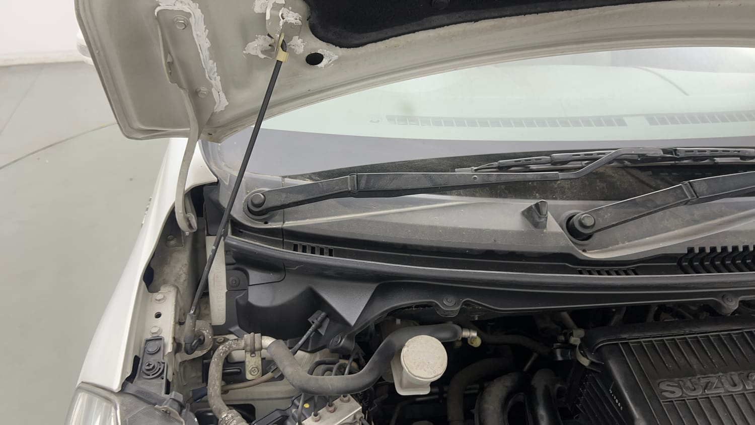 Used 2016 Maruti Suzuki Ertiga VXI Petrol Manual engine ENGINE RIGHT SIDE HINGE & APRON VIEW