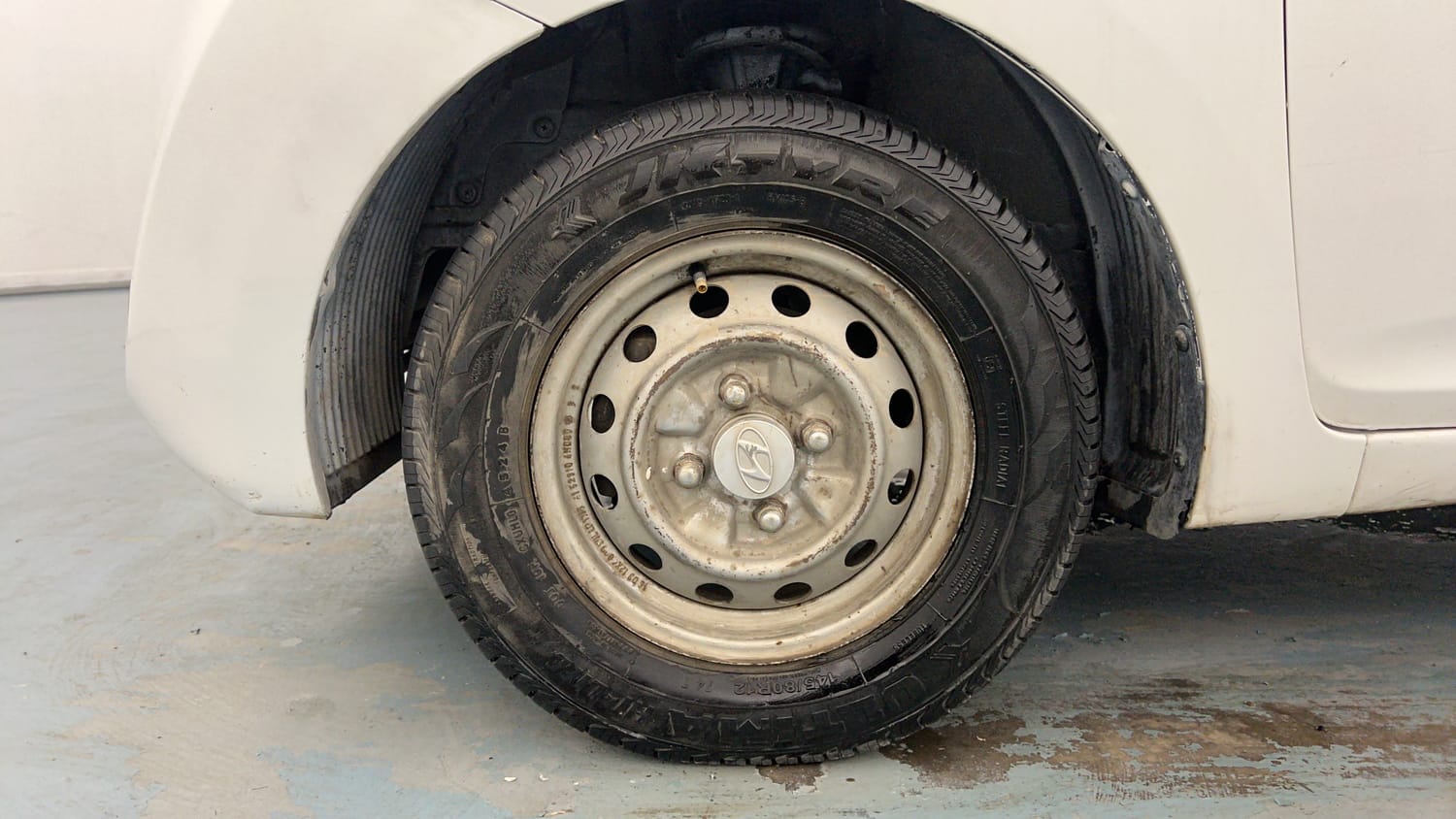 Used 2016 Hyundai Eon Era + Petrol Manual tyres LEFT FRONT TYRE RIM VIEW