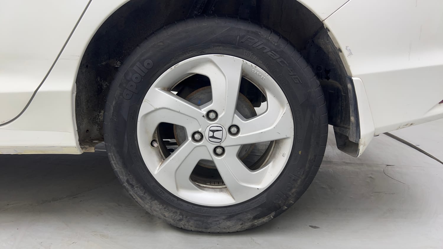 Used 2015 Honda City V Petrol Manual tyres LEFT REAR TYRE RIM VIEW