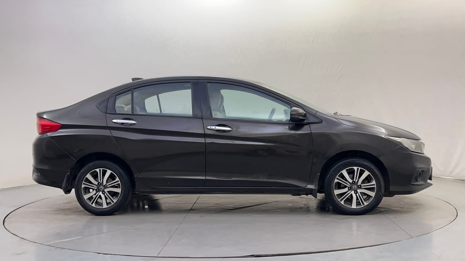 Used 2018 Honda City V Petrol Petrol Manual exterior RIGHT SIDE VIEW