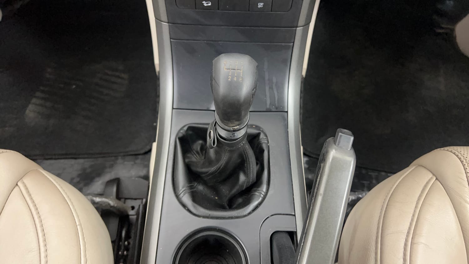 Used 2016 Mahindra XUV500 W8 Diesel Manual interior GEAR  KNOB VIEW