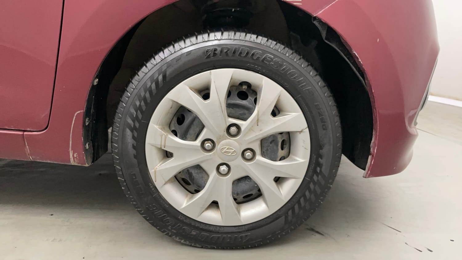 Used 2016 Hyundai Grand i10 Magna 1.2 Kappa VTVT Petrol Manual tyres RIGHT FRONT TYRE RIM VIEW