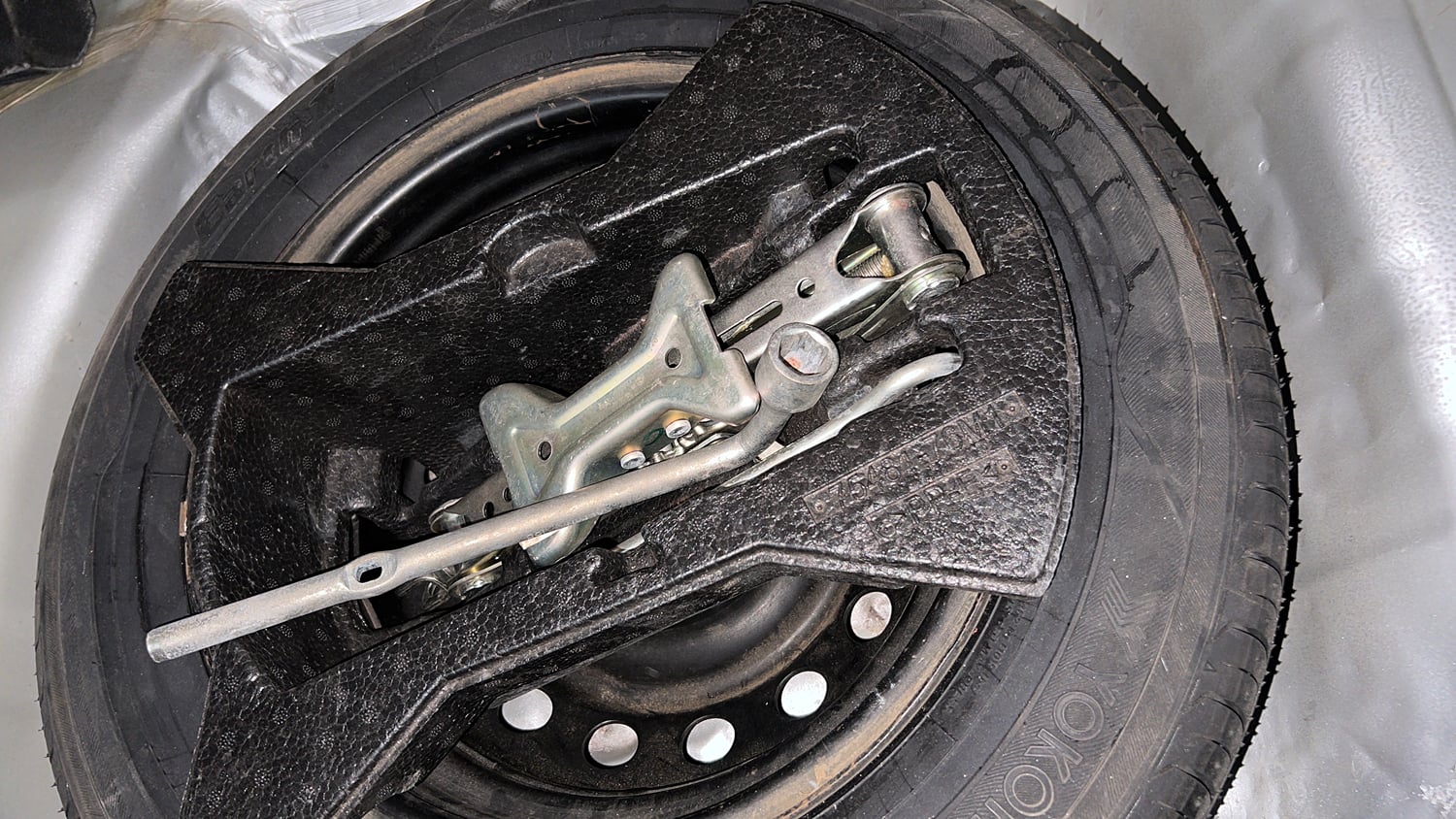 Used 2016 Maruti Suzuki Celerio ZXi AMT Petrol Automatic tyres SPARE TYRE VIEW