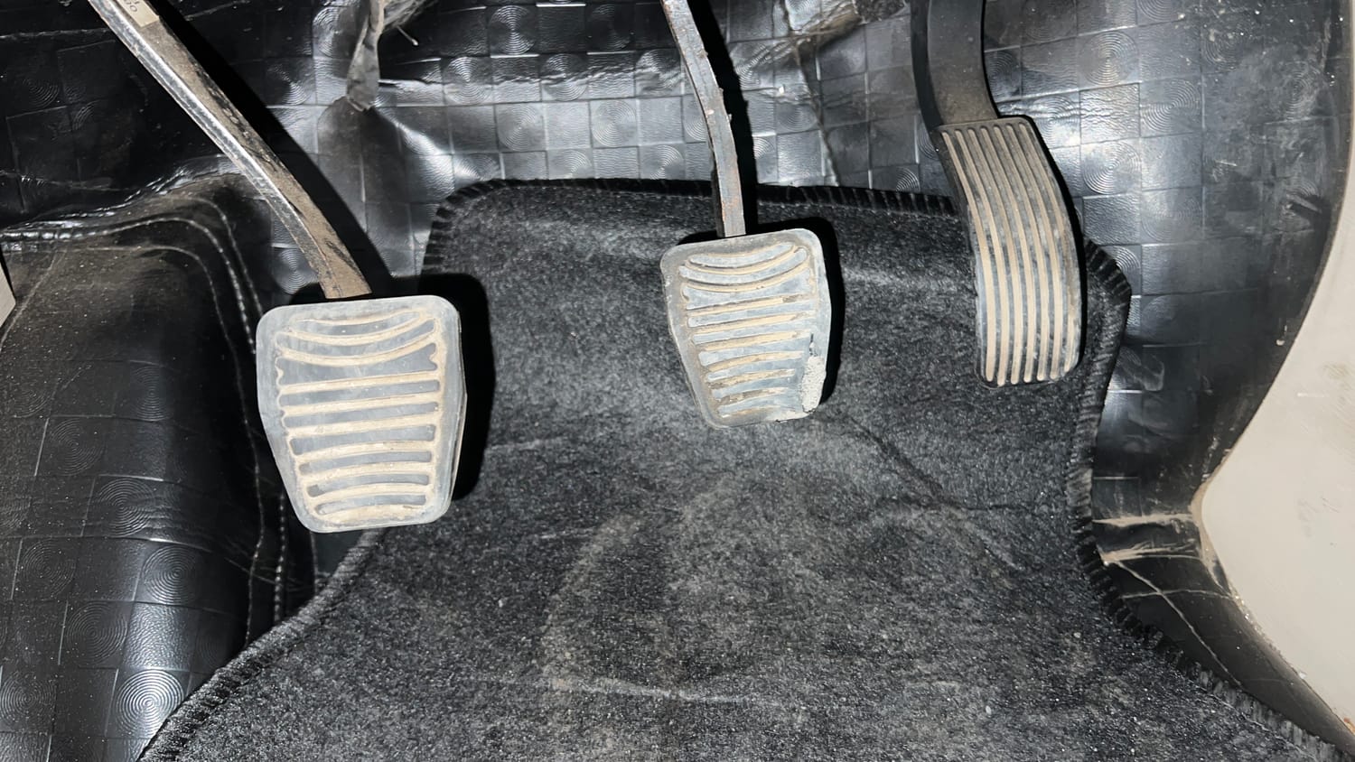 Used 2016 Mahindra XUV500 W8 Diesel Manual interior PEDALS VIEW