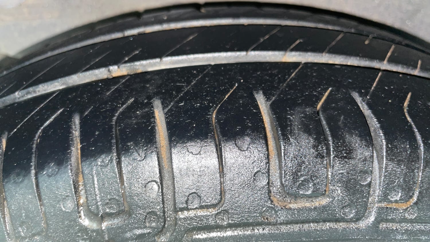 Used 2014 Hyundai i10 Magna 1.1 iRDE2 Petrol Manual tyres RIGHT REAR TYRE TREAD VIEW