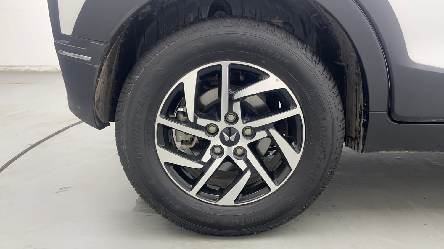 Used 2024 Mahindra XUV 3XO AX5 1.2 Petrol AT Petrol Automatic tyres RIGHT REAR TYRE RIM VIEW
