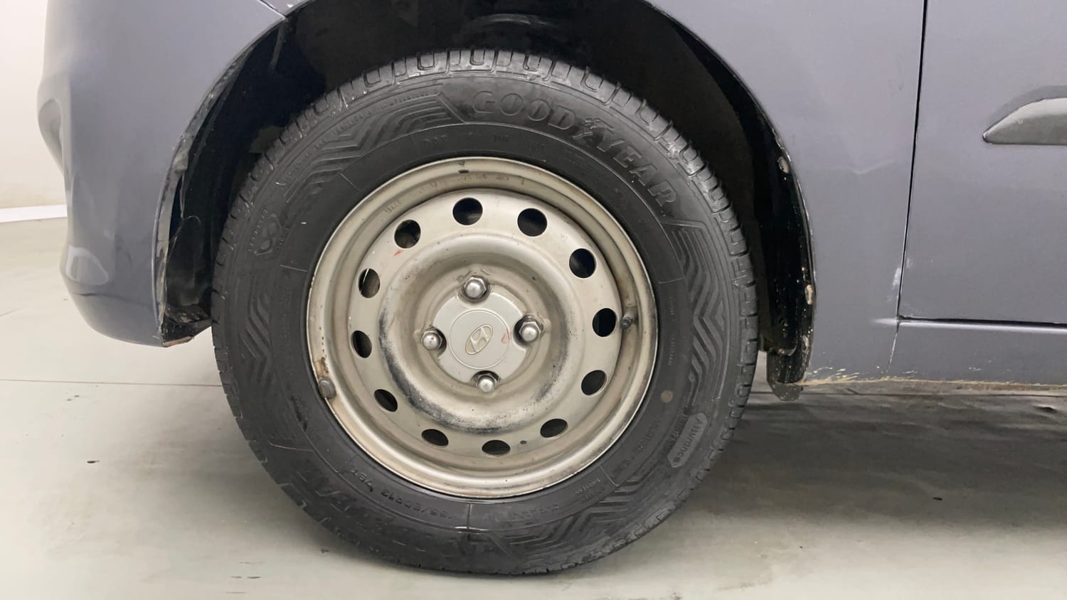 Used 2014 Hyundai i10 Magna 1.1 iRDE2 Petrol Manual tyres LEFT FRONT TYRE RIM VIEW