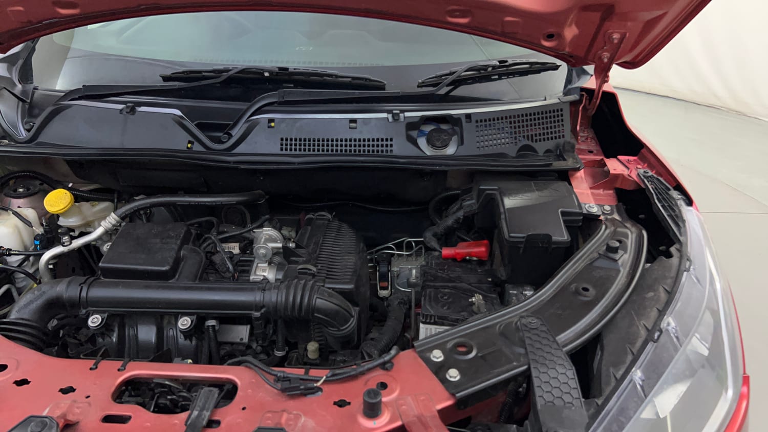 Used 2025 Nissan Magnite N-Connecta B4D 1.0 Petrol AMT Dual Tone Petrol Automatic engine ENGINE LEFT SIDE HINGE & APRON VIEW