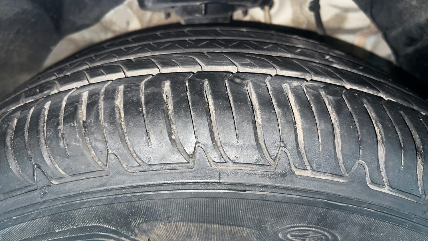 Used 2024 Mahindra XUV 3XO AX5 1.2 Petrol AT Petrol Automatic tyres RIGHT FRONT TYRE TREAD VIEW