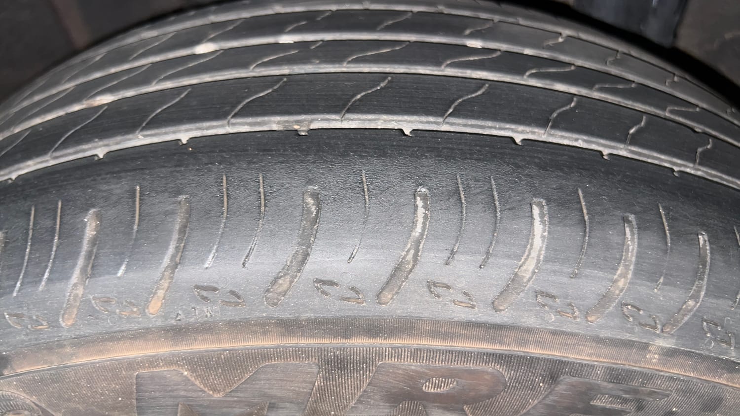 Used 2025 Nissan Magnite N-Connecta B4D 1.0 Petrol AMT Dual Tone Petrol Automatic tyres RIGHT REAR TYRE TREAD VIEW