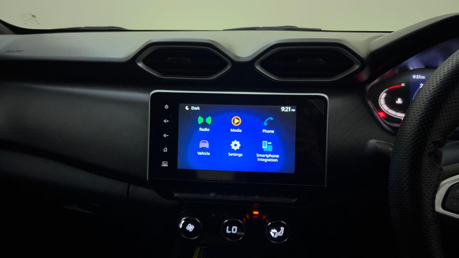 Used 2025 Nissan Magnite N-Connecta B4D 1.0 Petrol AMT Dual Tone Petrol Automatic top_features Integrated (in-dash) music system