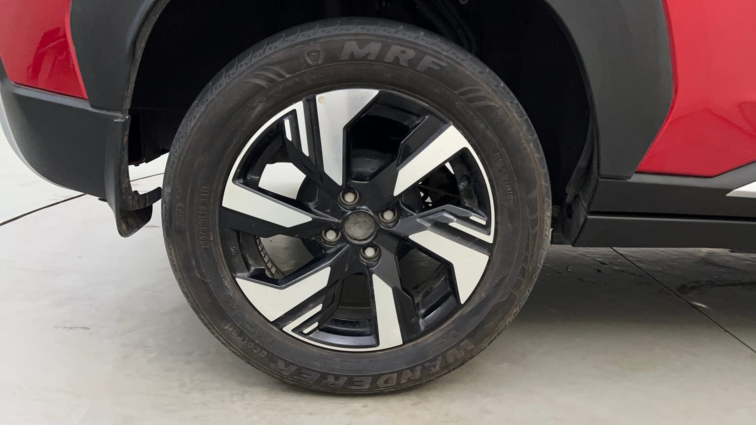 Used 2025 Nissan Magnite N-Connecta B4D 1.0 Petrol AMT Dual Tone Petrol Automatic tyres RIGHT REAR TYRE RIM VIEW