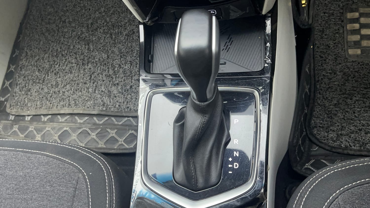 Used 2024 Mahindra XUV 3XO AX5 1.2 Petrol AT Petrol Automatic interior GEAR  KNOB VIEW