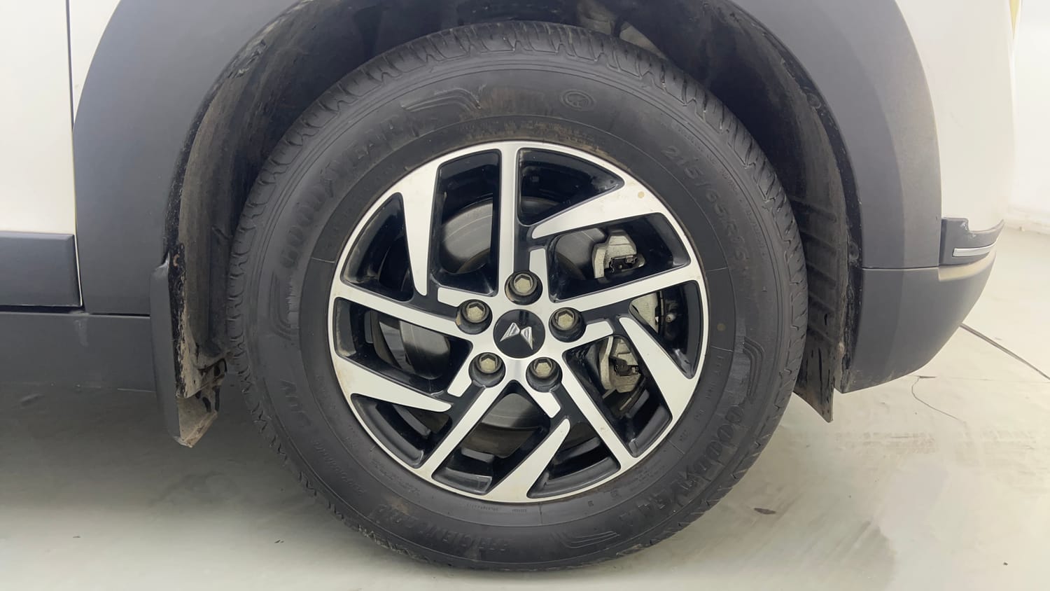 Used 2024 Mahindra XUV 3XO AX5 1.2 Petrol AT Petrol Automatic tyres RIGHT FRONT TYRE RIM VIEW