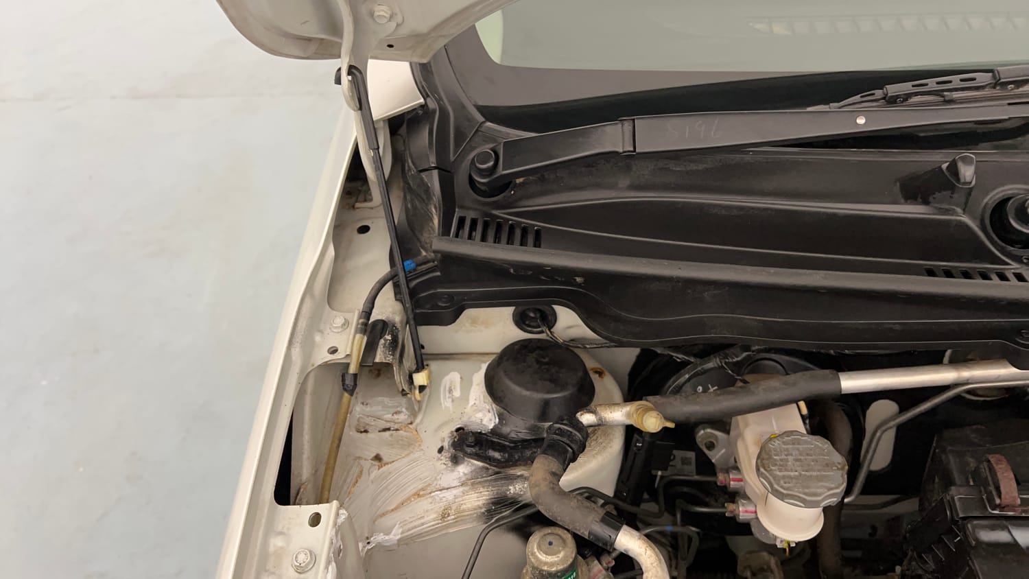 Used 2018 Maruti Suzuki Celerio ZXi AMT Petrol Automatic engine ENGINE RIGHT SIDE HINGE & APRON VIEW