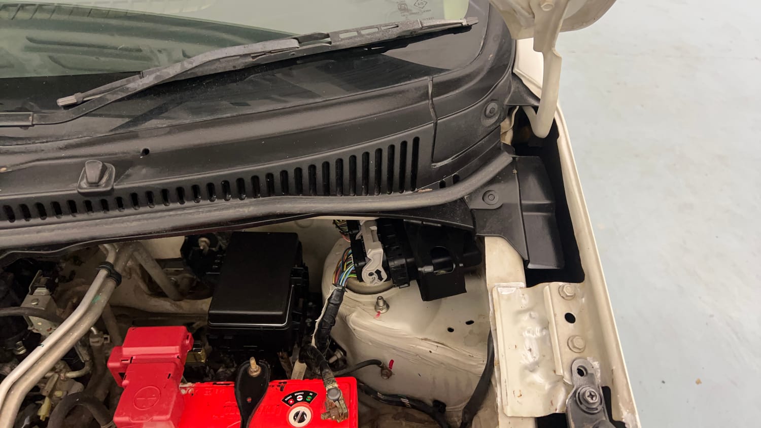 Used 2018 Maruti Suzuki Wagon R VXI Petrol Manual engine ENGINE LEFT SIDE HINGE & APRON VIEW