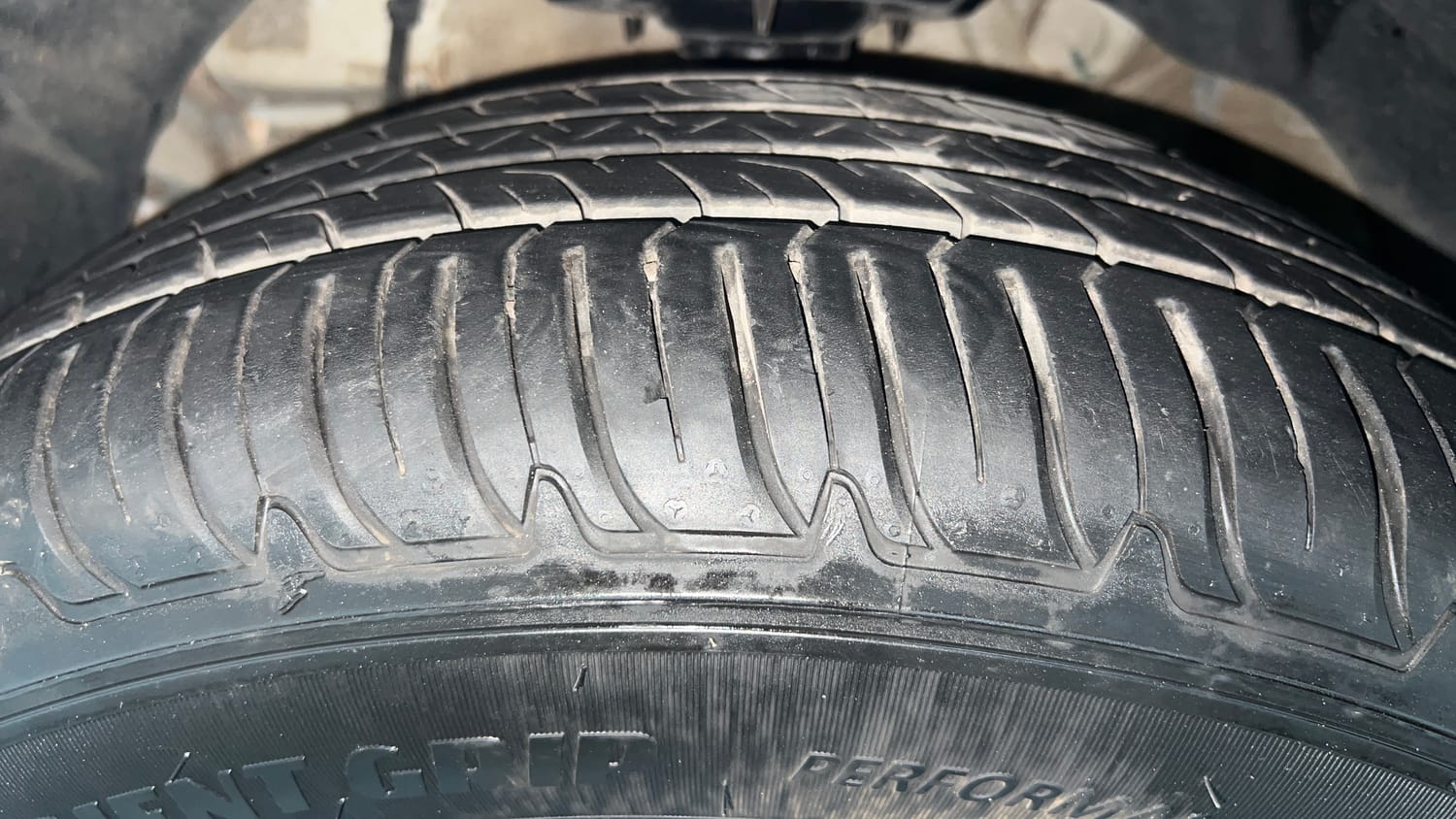 Used 2024 Mahindra XUV 3XO AX5 1.2 Petrol AT Petrol Automatic tyres LEFT FRONT TYRE TREAD VIEW